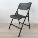 ⁦كرسي بلاستيك قابل للطي بتصميم قرص العسل – 54x49x82 سم⁩ - الصورة ⁦3⁩