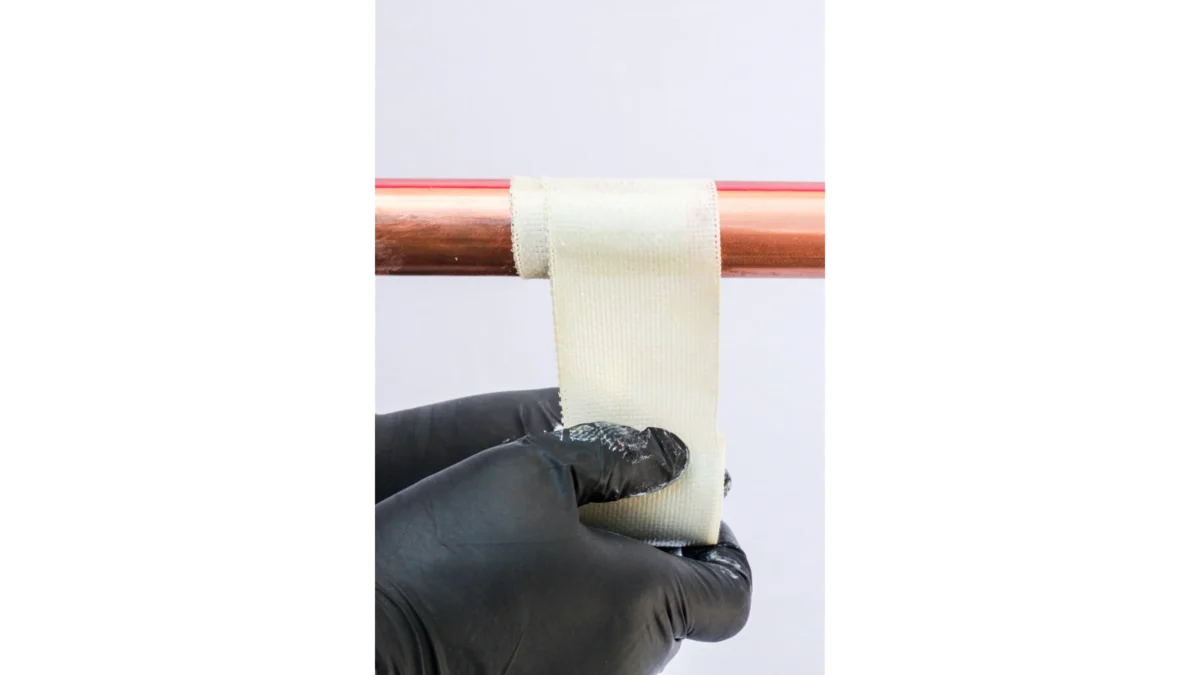 ⁦FiberWeld™ | شريط لتصليح المواسير 1 إنش – فايبرغلاس مع معجون إيبوكسي (500 PSI)⁩ - الصورة ⁦5⁩