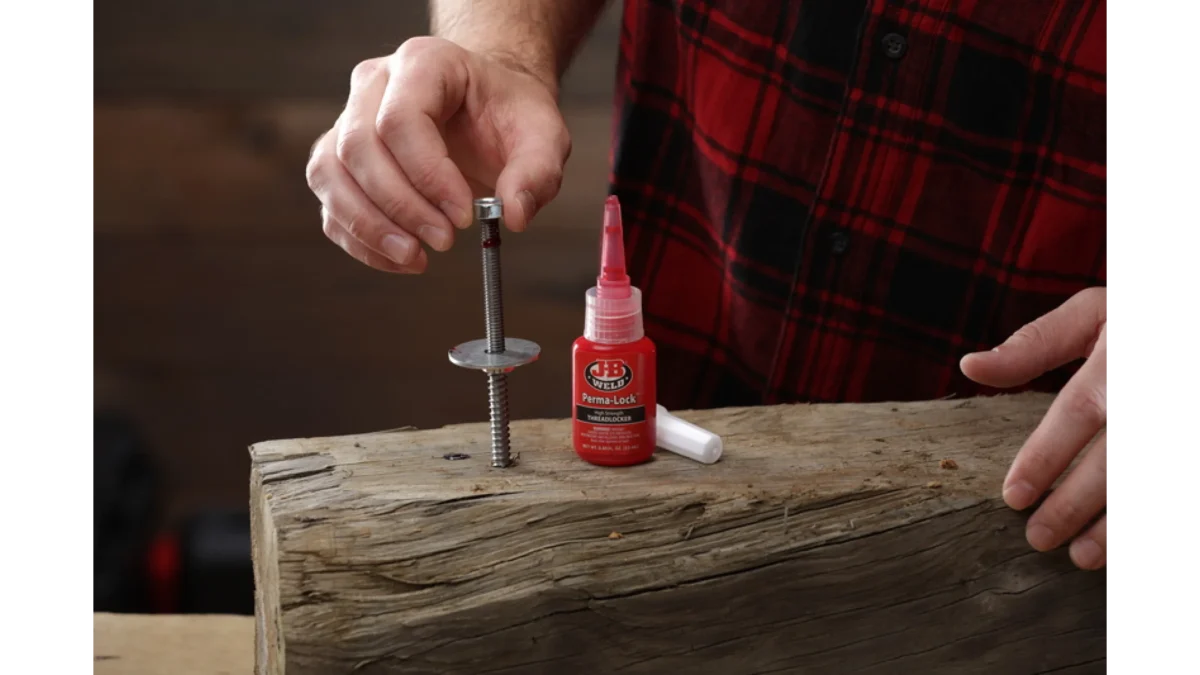 ⁦J-B Weld™ Perma-Lock Red | لاصق براغي قوي بحجم 13مل – تثبيت دائم للبراغي في التطبيقات الثقيلة⁩ - الصورة ⁦4⁩