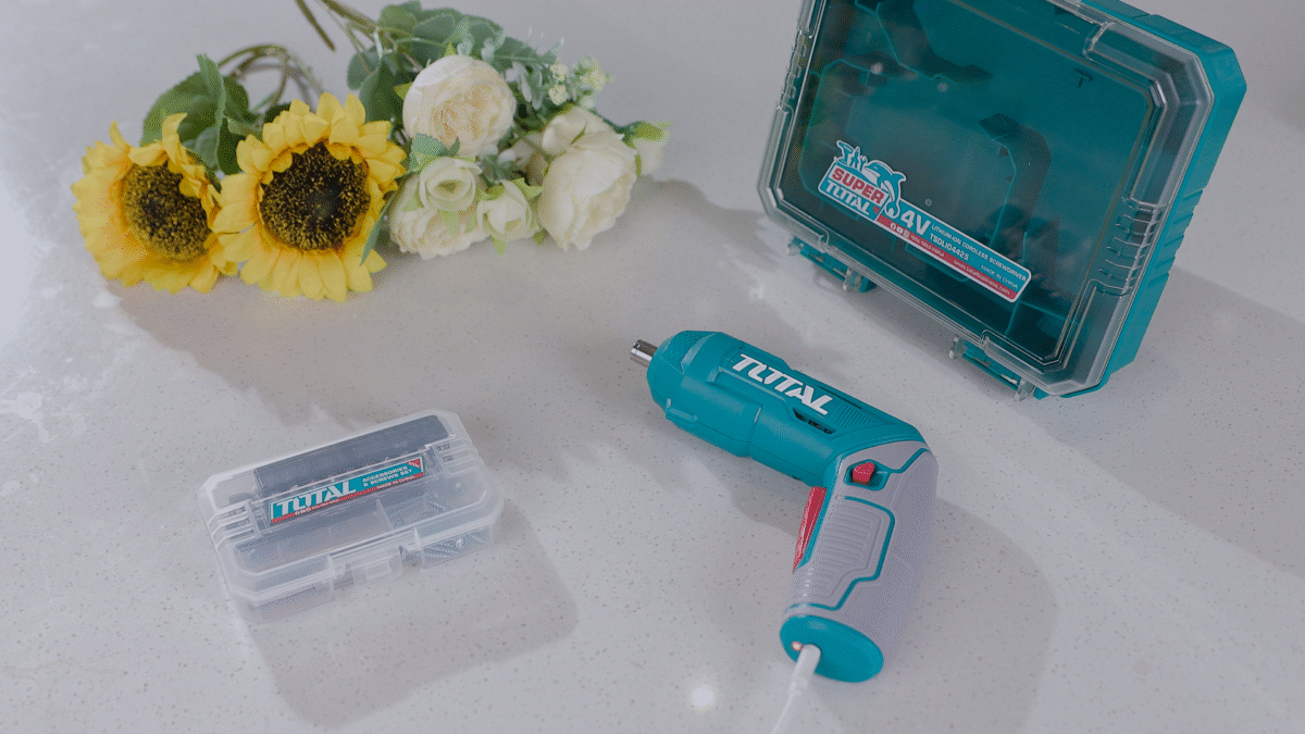 TOTAL Cordless Screwdriver – 4V, 240rpm, 4N.m Torque, 1/4″ Hex, Adjustable Handle with 23-Pc Bit Set (TSDLI04425) TOTAL Cordless Screwdriver – 4V, 240rpm, 4N.m Torque, 1/4″ Hex, Adjustable Handle with 23-Pc Bit Set (TSDLI04425)
