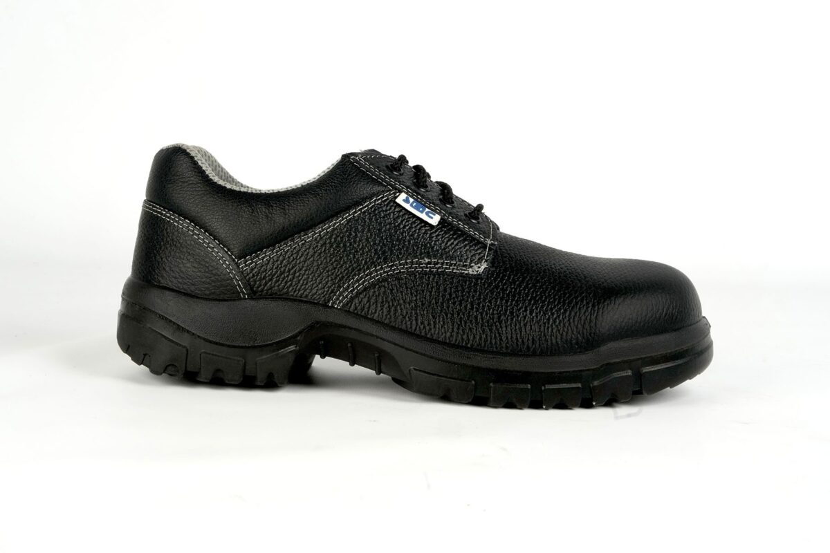 SLIC Black Safety Shoe with Four Eyelets – Steel Toe Industrial Safety Footwear SLIC Black Safety Shoe with Four Eyelets – Steel Toe Industrial Safety Footwear