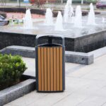 ⁦سلة نفايات خارجية بشرائح خشب WPC مع هيكل ستانلس ستيل⁩ - الصورة ⁦5⁩