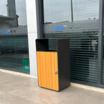 ⁦سلة نفايات خارجية بشرائح خشب WPC مع باب قفل - 46 لتر⁩ - الصورة ⁦3⁩