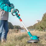 ⁦ماكينة قص حواف العشب شحن 20 فولت 300 ملم – سرعة 8200 دورة مع بطارية من توتال (TGTLI203285)⁩ - الصورة ⁦3⁩