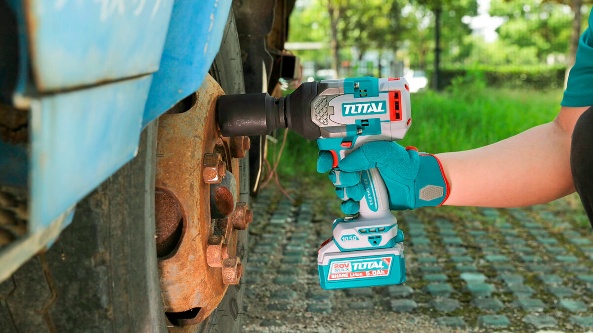 TOTAL 20V Cordless Impact Wrench 3/4″ Brushless – 1050Nm with 2×5.0Ah Batteries & Deep Sockets Set (TIWLI20105) TOTAL 20V Cordless Impact Wrench 3/4″ Brushless – 1050Nm with 2×5.0Ah Batteries & Deep Sockets Set (TIWLI20105)