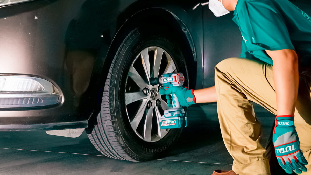TOTAL 20V Cordless Impact Wrench 1/2″ Brushless – 550Nm with 2×4.0Ah Batteries & Sockets (TIWLI2055) TOTAL 20V Cordless Impact Wrench 1/2″ Brushless – 550Nm with 2×4.0Ah Batteries & Sockets (TIWLI2055)