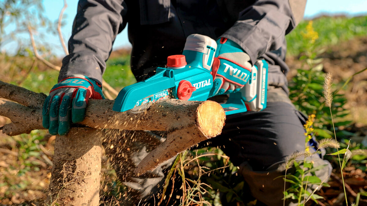 TOTAL Cordless Pruner Saw 20V – Brushless Mini Chain Saw 5″ (TGSLI2056) TOTAL Cordless Pruner Saw 20V – Brushless Mini Chain Saw 5″ (TGSLI2056)