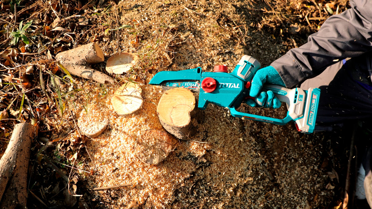 TOTAL Cordless Pruner Saw 20V – Brushless Mini Chain Saw 5″ (TGSLI2056) TOTAL Cordless Pruner Saw 20V – Brushless Mini Chain Saw 5″ (TGSLI2056)