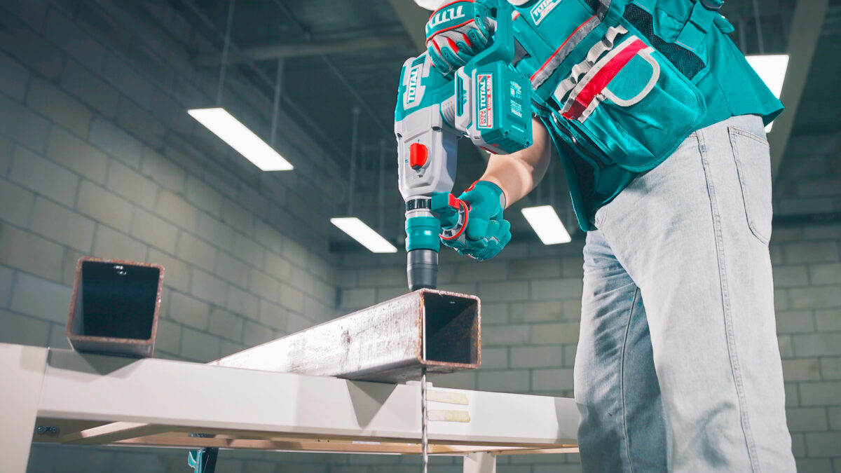 TOTAL 20V Cordless Rotary Hammer SDS Plus Brushless 2.5J – With Keyless Chuck & 2×4.0Ah Batteries (TRHLI202689) TOTAL 20V Cordless Rotary Hammer SDS Plus Brushless 2.5J – With Keyless Chuck & 2×4.0Ah Batteries (TRHLI202689)